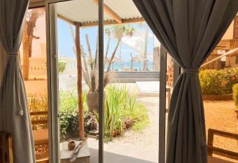 Seashore Villa has Balcony rooms