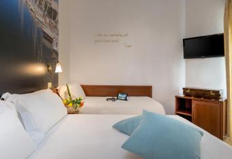 Sovrana Hotel & SPA has rooms with a private hot tub