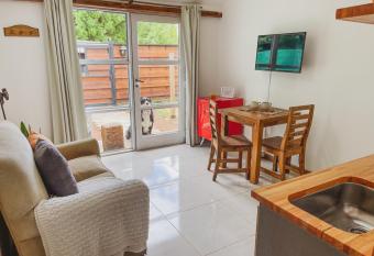 Refugio sure  o allows 18 year olds to book a room