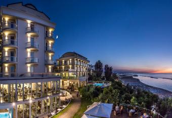 Hotel Sans Souci has Balcony rooms