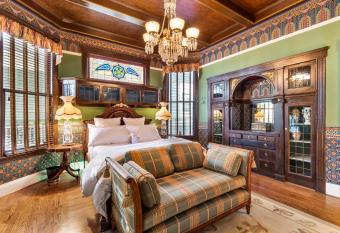 SJ Downtown Victorian History Landmart Unit1 has rooms with a private hot tub