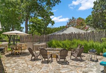 Marvellous Home 3 Blcks from Main St w Hot tub Firepit has Balcony rooms