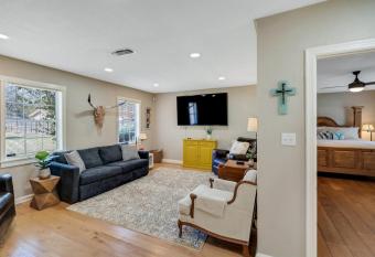 Charming Bungalow w Hot tub 5min to Main St! has Balcony rooms