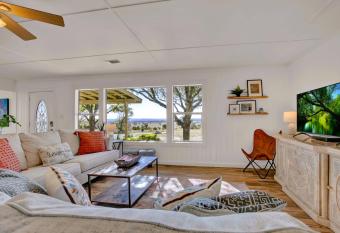 Stunning Hill Country House w Grill Just Minutes from Main St! has Balcony rooms