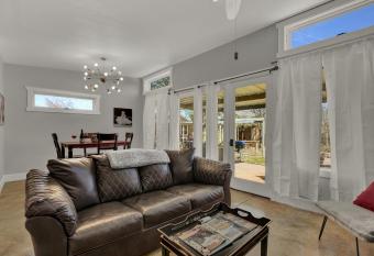 Romantic Casita w Grill 10min from Downtown! has Balcony rooms