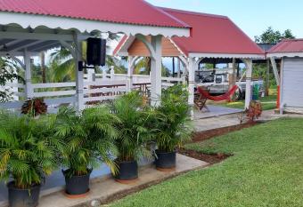 AKAP  L   allows 18 year olds to book a room