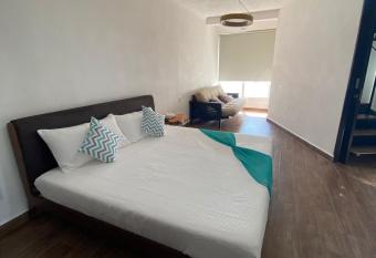 Penthouse Ave Paraiso en Manzanillo 505 Apt 16b has rooms with a private hot tub