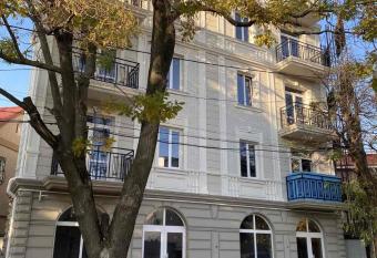 Kamanina Apartments allows 18 year olds to book a room