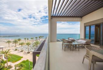 Al Aqah Luxury Apartment w/ Sea Views at Address Residences has rooms with a private hot tub