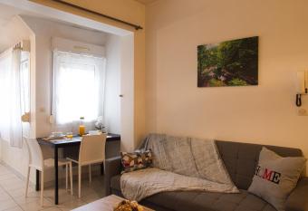 Confort maison allows 18 year olds to book a room