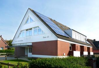 L  ttje D  ne has Balcony rooms