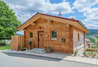 Fichtelchalet Bischofsgr  n has rooms with a private hot tub