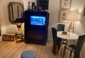 Appartement deauville place Morny non fumeur allows 18 year olds to book a room