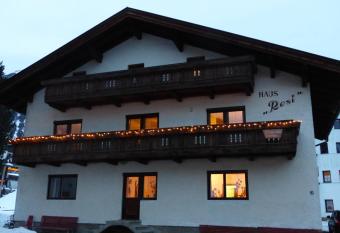 Haus Resi has Balcony rooms