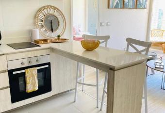 Encantador Dpto con piscina y cercano a playas allows 18 year olds to book a room