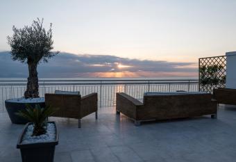 THOMAS SEA VIEW has rooms with a private hot tub