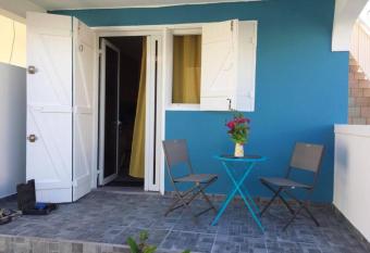 Appartement d une chambre avec terrasse et wifi a Sainte Anne a 1 km de la plage has Balcony rooms