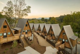 Wrong Way River Lodge & Cabins has Balcony rooms