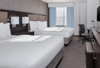 Fairfield Inn & Suites by Marriott New York Staten Island has rooms with a private hot tub