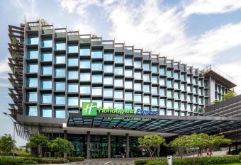 Holiday Inn Express Singapore Clarke Quay, an IHG Hotel allows 18 year olds to book a room