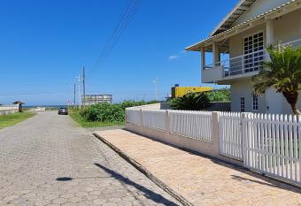 Ampla casa com 5 quartos e vista para o mar has Smoking rooms