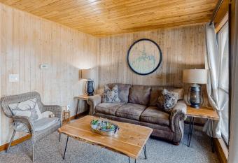 Pointe Royale Cozy Cabin Condo has Balcony rooms