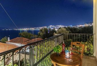 MAKAROUNIS THEA has Balcony rooms