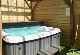 Gite de la Baigneuse has rooms with a private hot tub