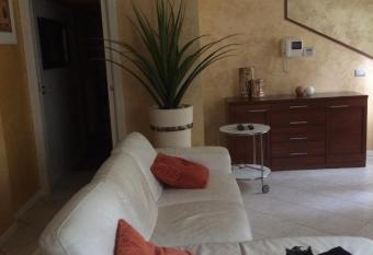 Appartamento Minerva has rooms with a private hot tub