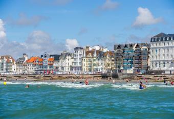 Vue mer L aiglon T2 Balcon parking priv   has Balcony rooms