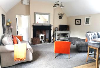 The Courtyard Apartment at Cefn Tilla Court, Usk allows 18 year olds to book a room