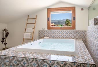 Hotel Nice has rooms with a private hot tub