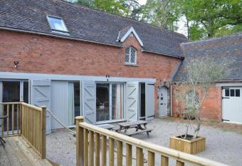 The Stables Apartment at Cefn Tilla Court, Usk allows 18 year olds to book a room