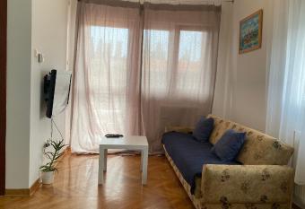 Lucic apartments has rooms with a private hot tub