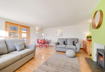 Drws Nesa has Balcony rooms