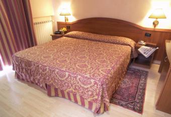 Coccodrillo Hotel & Apartments has rooms with a private hot tub