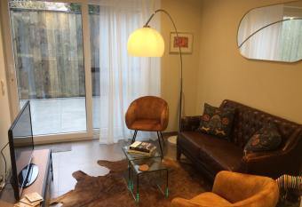 Gezellig stadshuisje met patio. allows 18 year olds to book a room