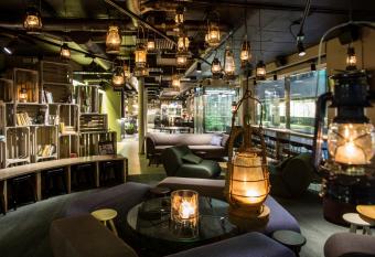 Comfort Hotel City allows 18 year olds to book a room