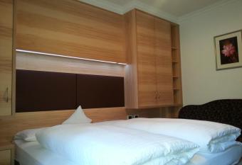 Hotel Garni Royal has rooms with a private hot tub