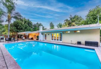 Villa Sausalito - Newly Designed 4BR HOUSE & POOL by Topanga has rooms with a private hot tub
