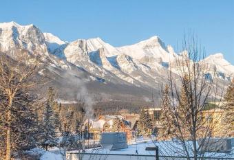 Incredible Mountain View Townhouse in DT Canmore w/ A/C & U/A Parking has Balcony rooms