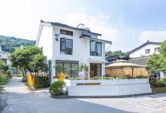 Hangzhou Tongyou Inn allows 18 year olds to book a room