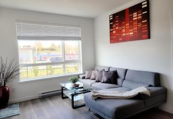 LUXURIOUS 2BED-2BATH - 3 min to Payal Business Centre, Surrey has Balcony rooms