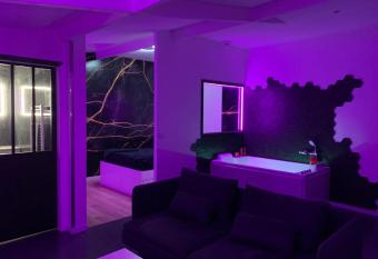 LOVEROOM : Suite avec Jacuzzi privatif allows 18 year olds to book a room