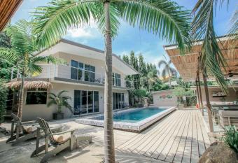 Tamarindo Bay Boutique Hotel - Adults Only allows 18 year olds to book a room