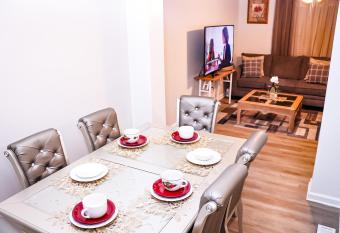 Luxury 3b,2bts Loft Apt of a House Near shops has Balcony rooms