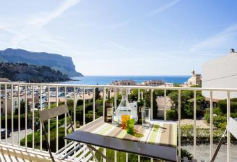 BALCON SUR MER vue mer allows 18 year olds to book a room