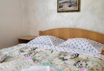 Dom Bystr   pod Chopkom & wellness has rooms with a private hot tub