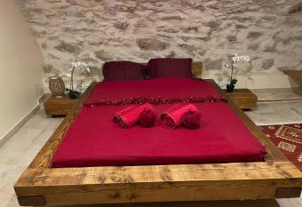 Delightful earth room 20 minutes from Paris allows 18 year olds to book a room