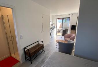 FLEUR DE SEL logement de 21m2 avec pr  t v  los, meubl   Tourisme 2   toiles, cuisine et sdb priv  es avec terrasse cl  tur  e de 17m2 has Balcony rooms